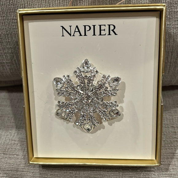 Napier Jewelry - New In Box Napier rhinestone, snowflake design brooch